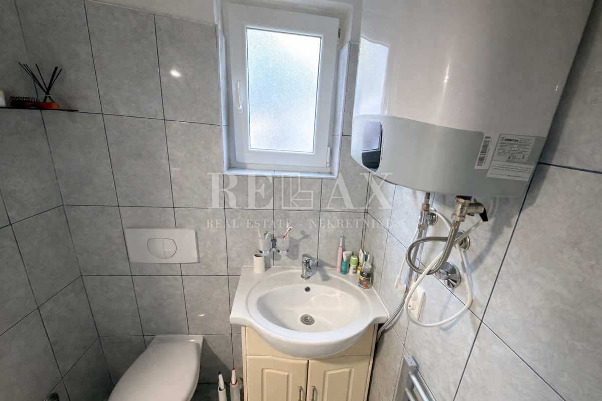 Novi Vinodolski - apartmajska hiša v drugi vrsti do morja