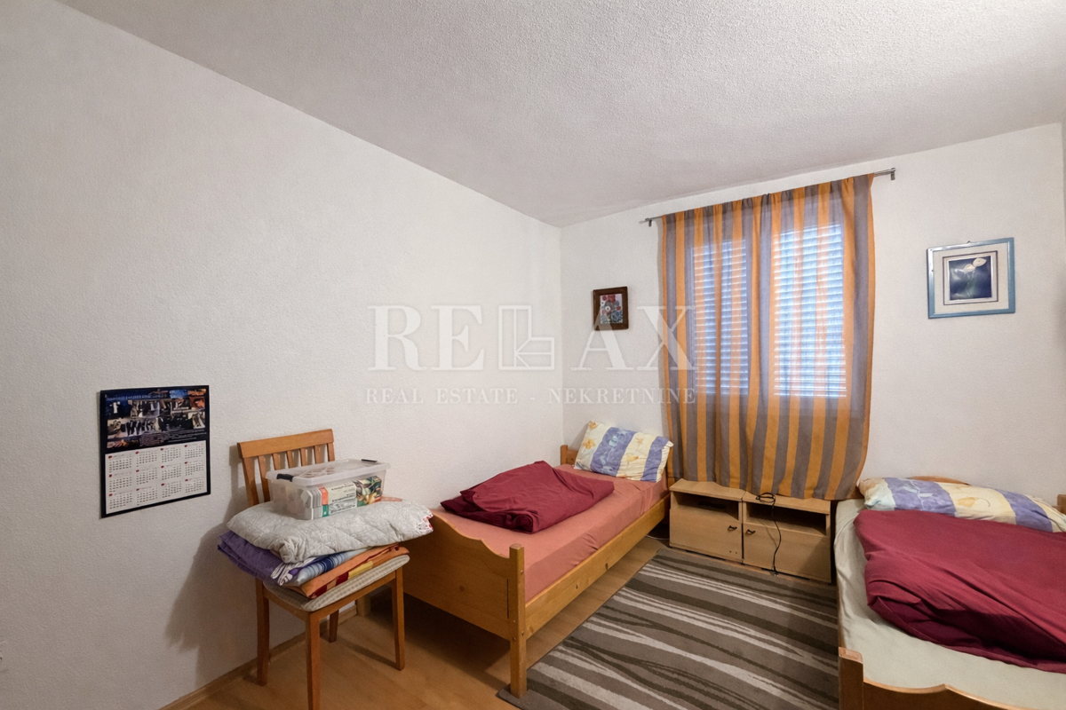 Novi Vinodolski - apartmajska hiša v drugi vrsti do morja