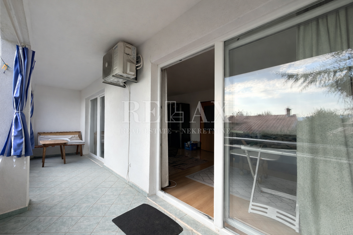 Novi Vinodolski - apartmajska hiša v drugi vrsti do morja