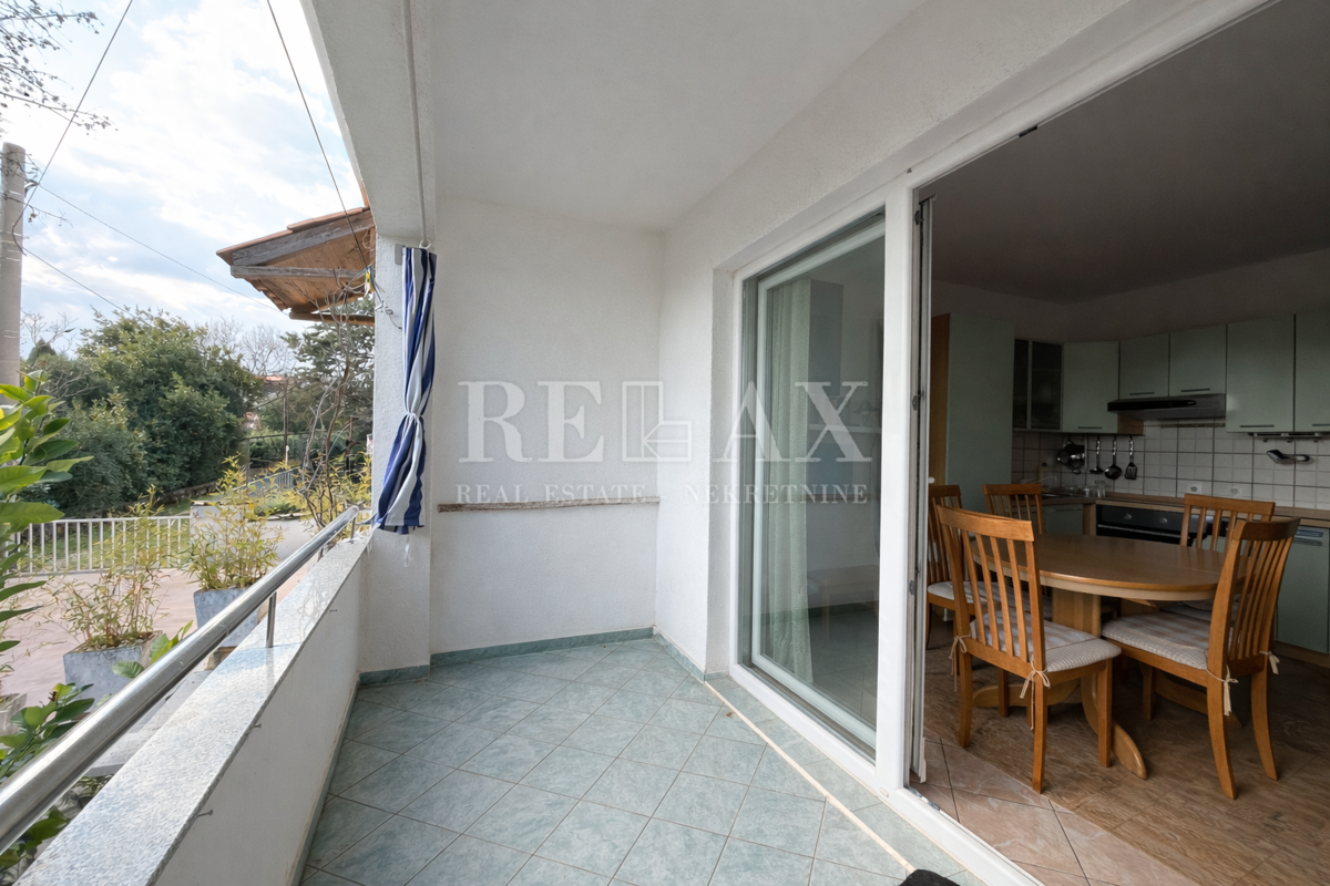 Novi Vinodolski - apartmajska hiša v drugi vrsti do morja