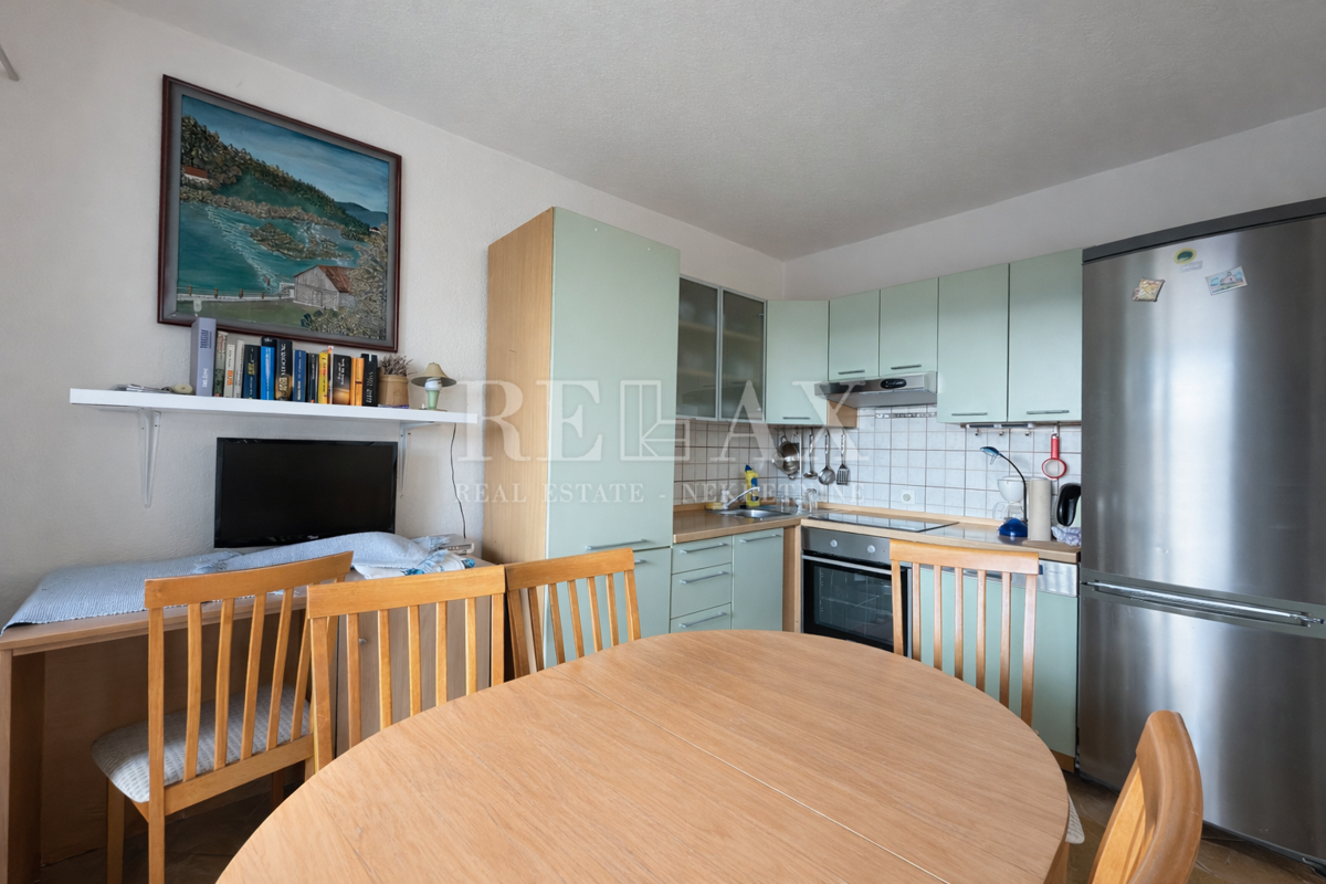 Novi Vinodolski - apartmajska hiša v drugi vrsti do morja