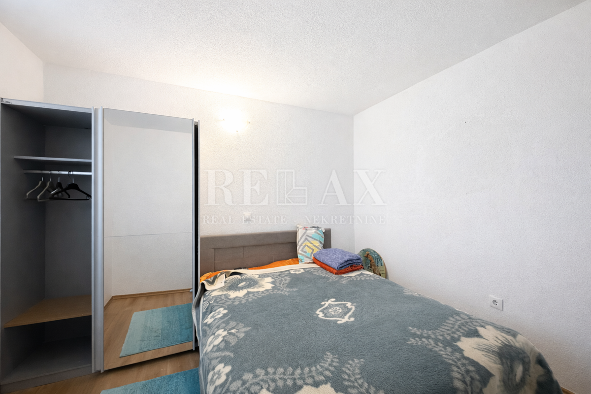 Novi Vinodolski - apartmajska hiša v drugi vrsti do morja