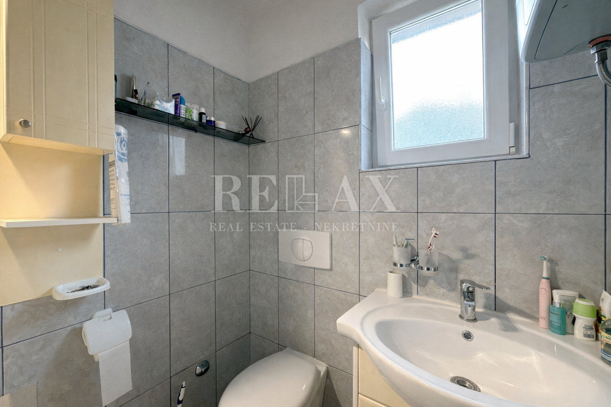 Novi Vinodolski - apartmajska hiša v drugi vrsti do morja