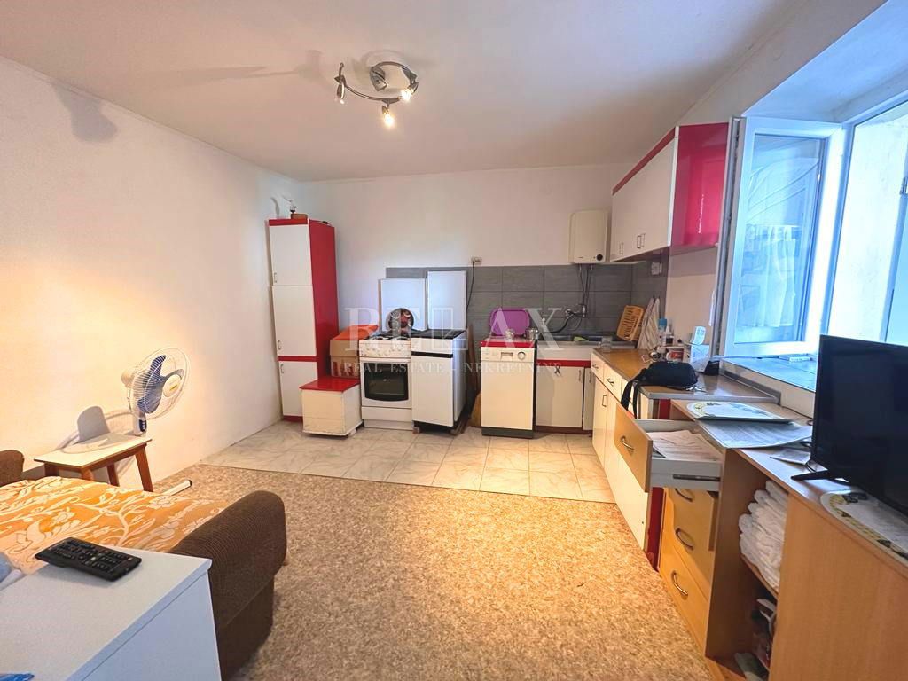 Novi Vinodolski - Hiša z tremi apartmaji