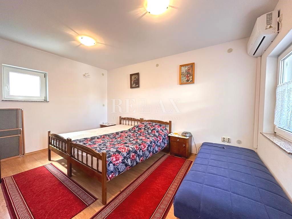 Novi Vinodolski - Hiša z tremi apartmaji
