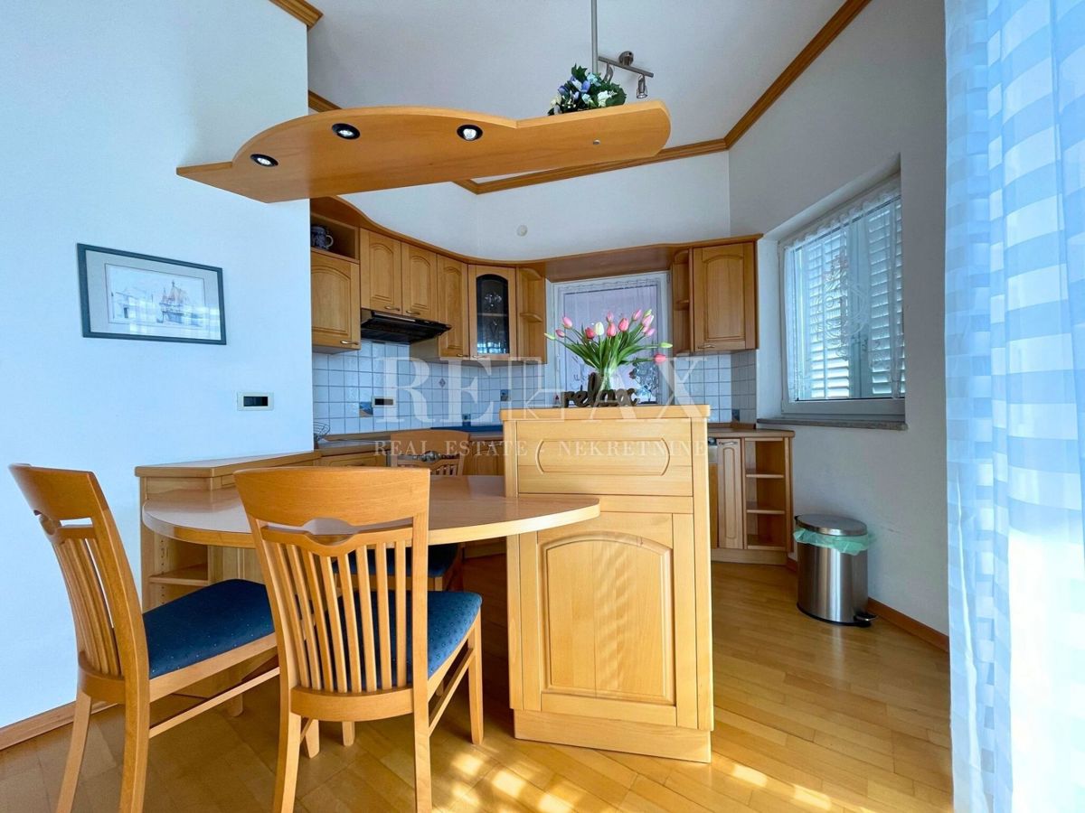 Crikvenica - Mediteranska vila z vrtom in gostiščem