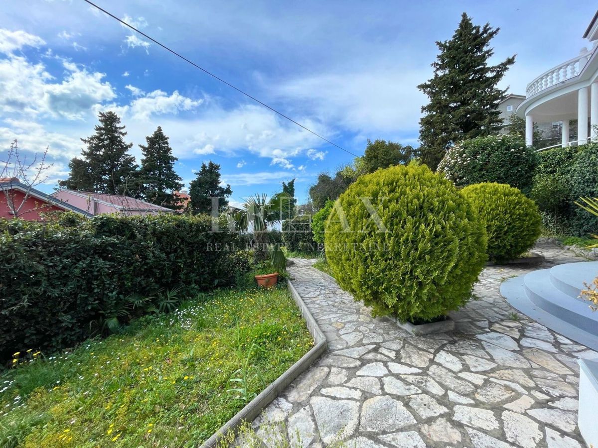 Crikvenica - Mediteranska vila z vrtom in gostiščem