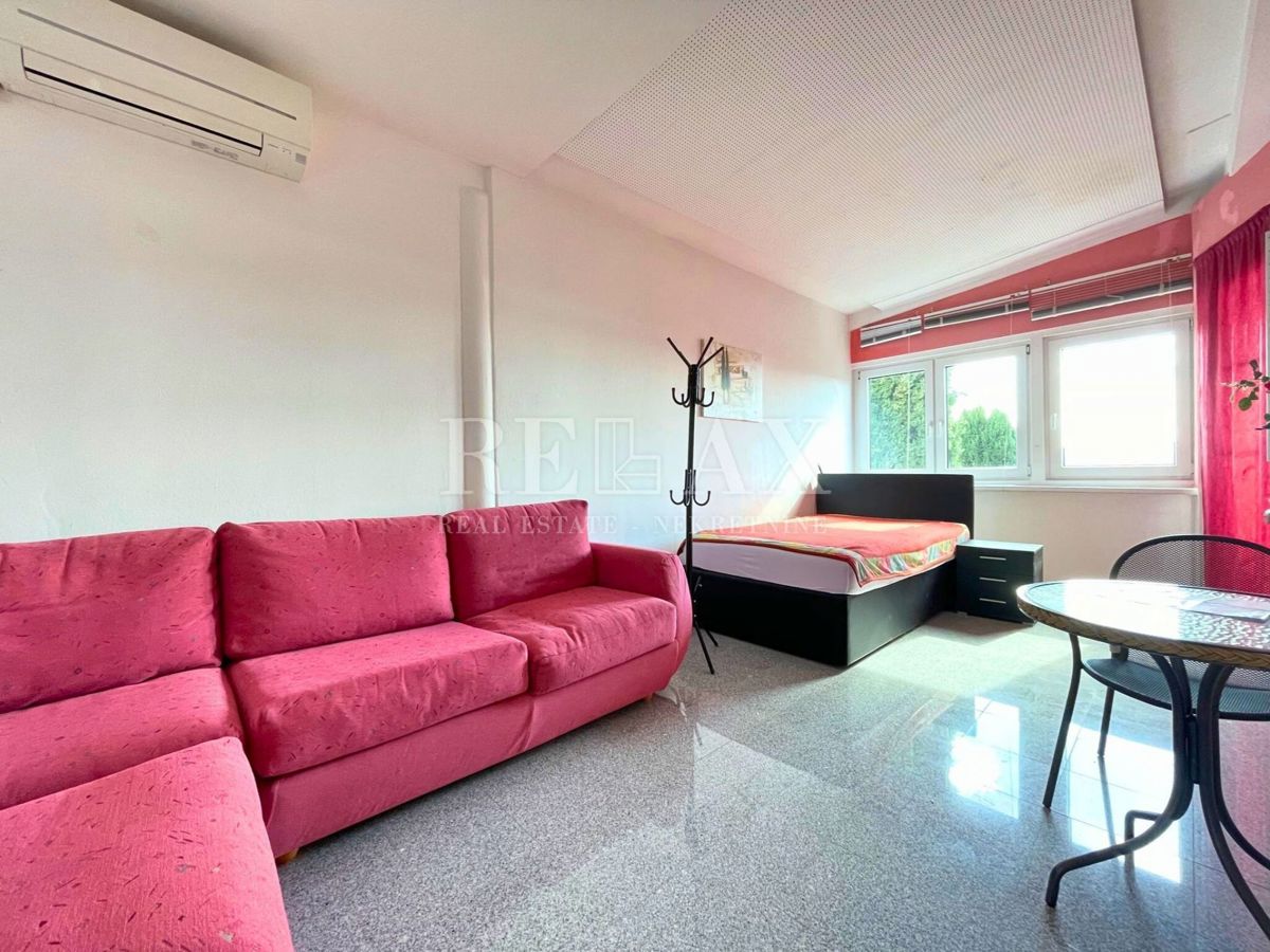 Crikvenica - Mediteranska vila z vrtom in gostiščem
