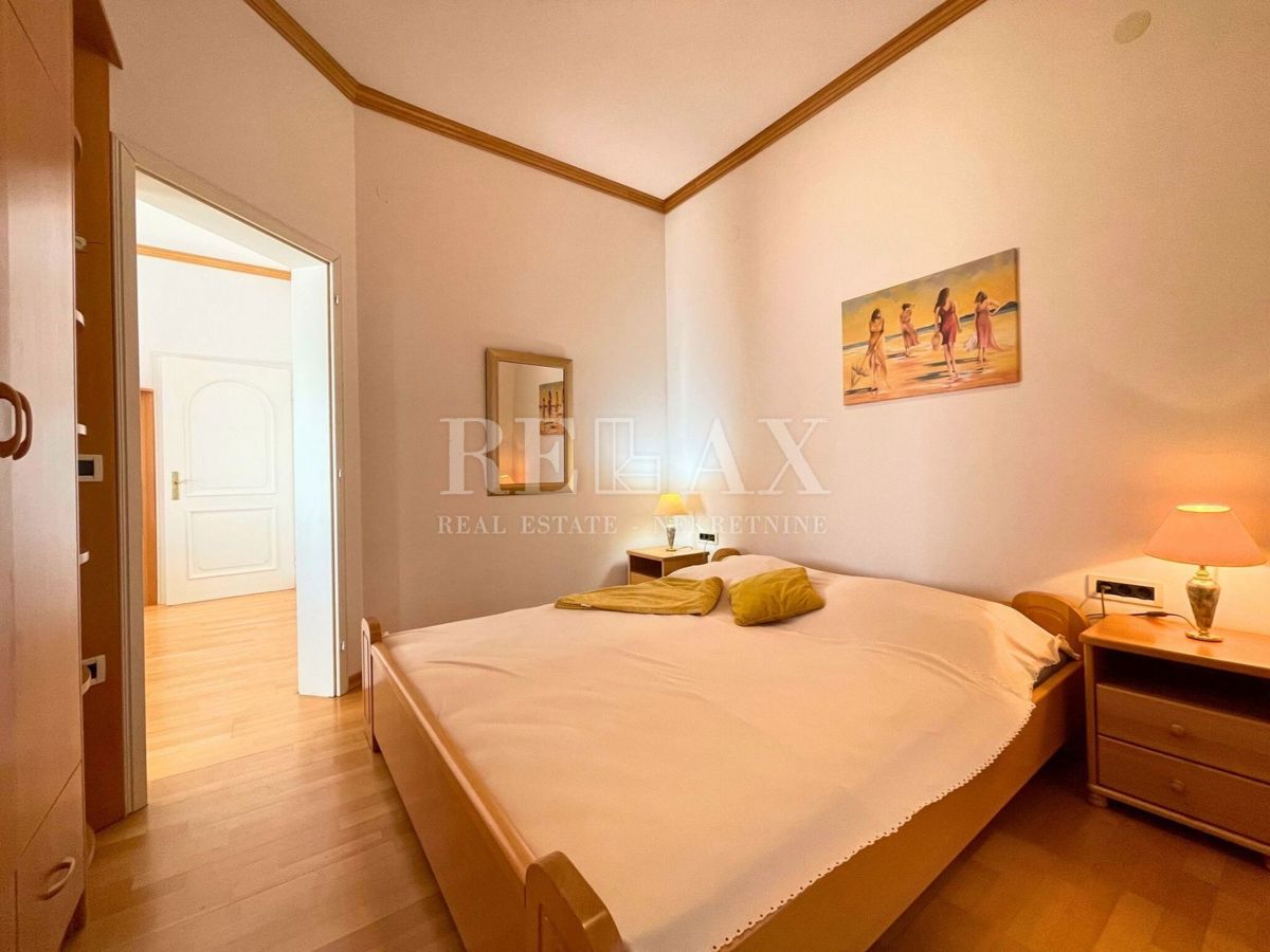 Crikvenica - Mediteranska vila z vrtom in gostiščem