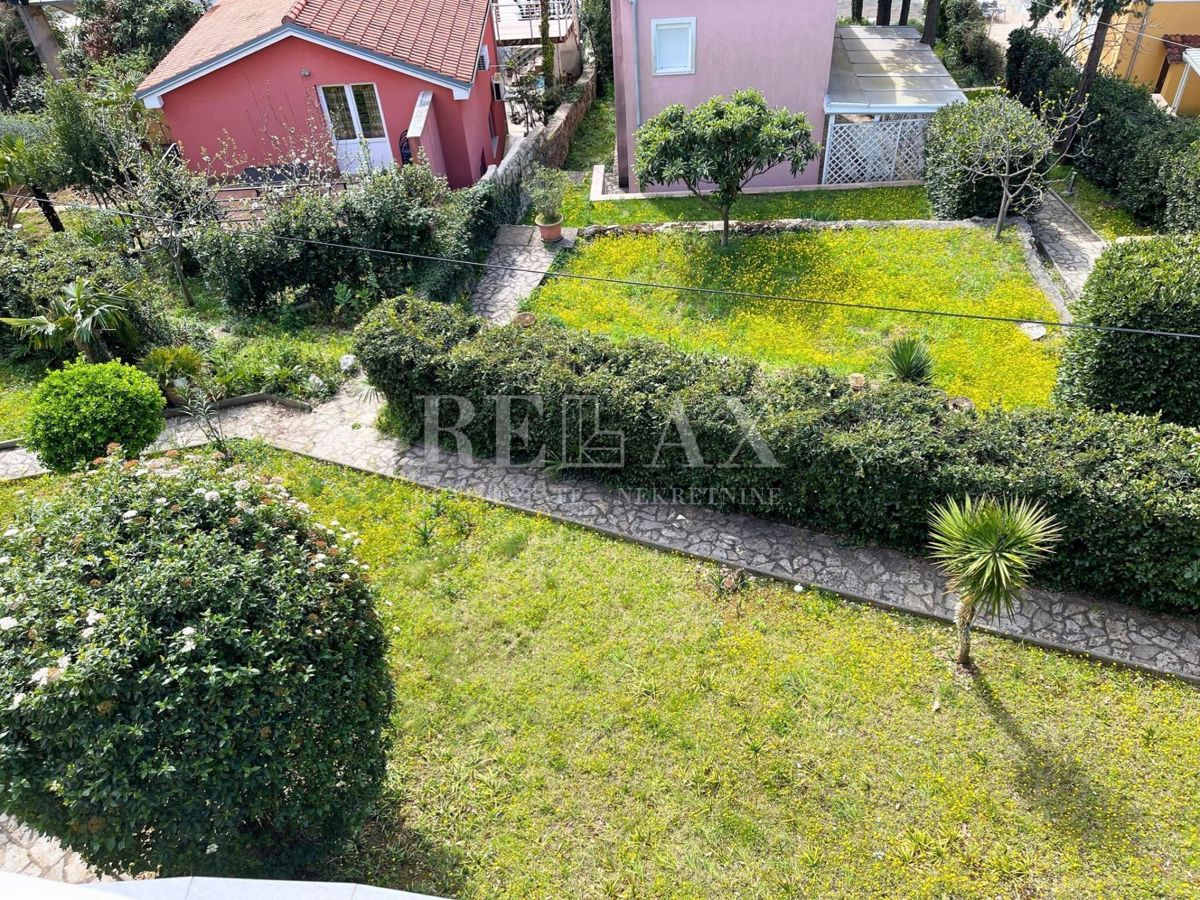 Crikvenica - Mediteranska vila z vrtom in gostiščem