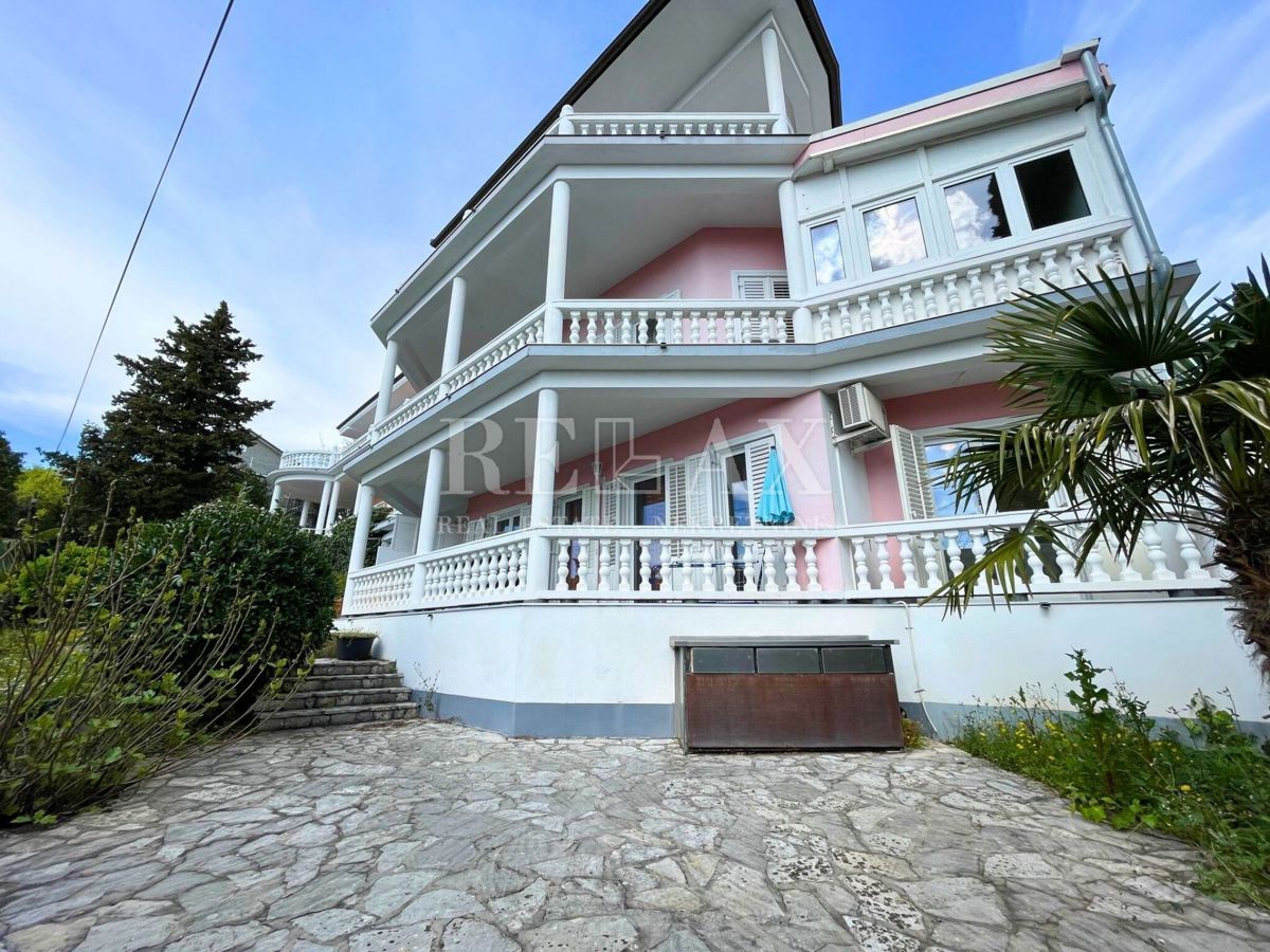 Crikvenica - Mediteranska vila z vrtom in gostiščem