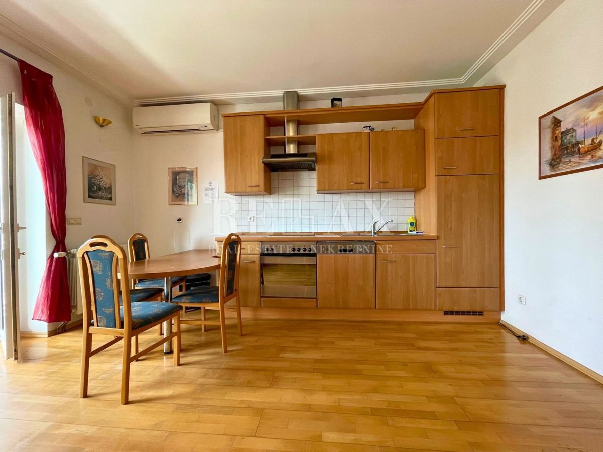 Crikvenica - Mediteranska vila z vrtom in gostiščem