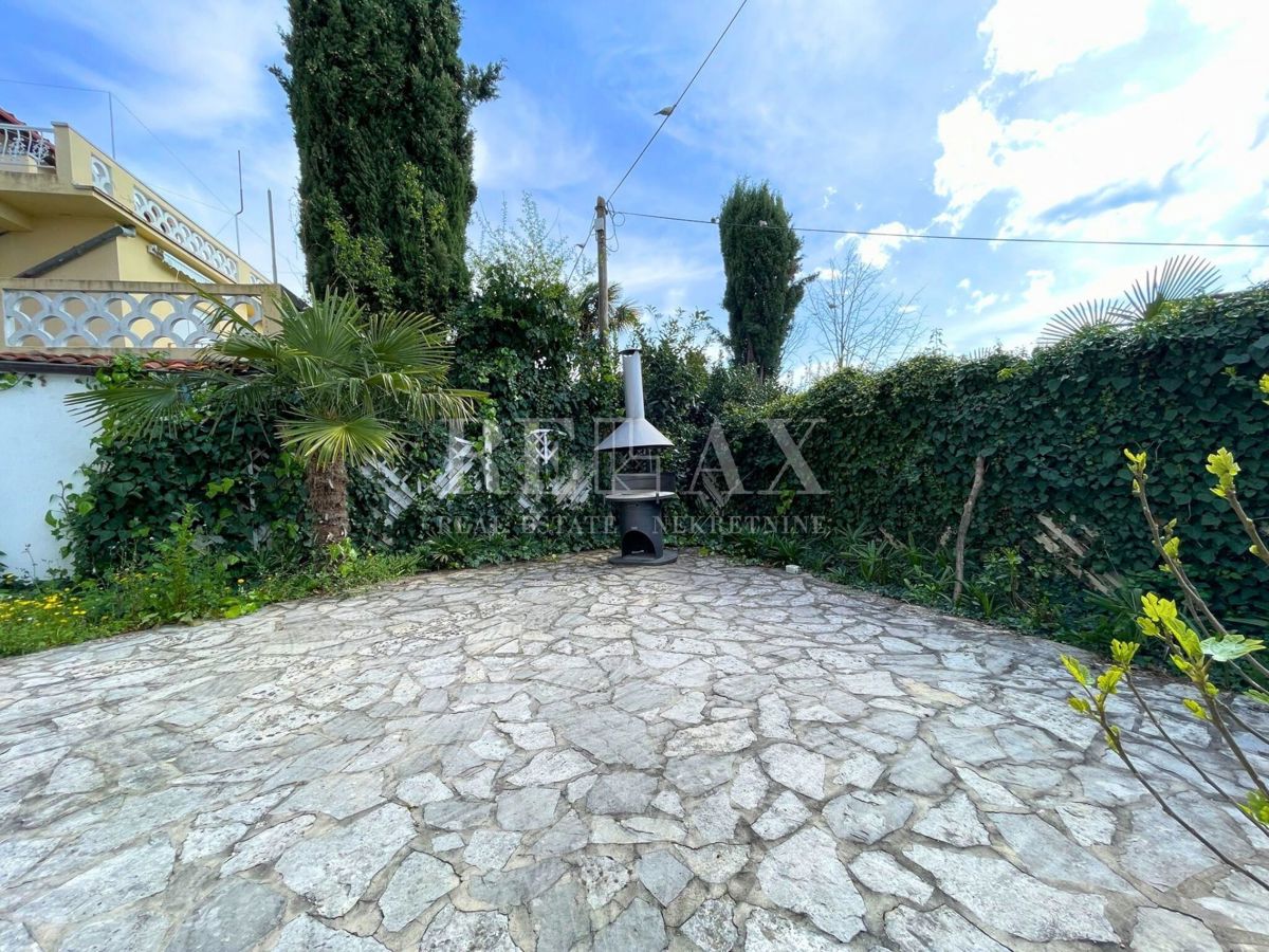 Crikvenica - Mediteranska vila z vrtom in gostiščem