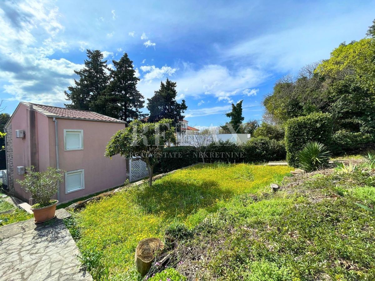 Crikvenica - Mediteranska vila z vrtom in gostiščem
