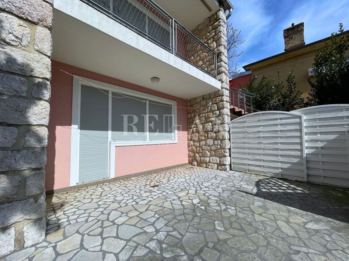 Crikvenica - Mediteranska vila z vrtom in gostiščem