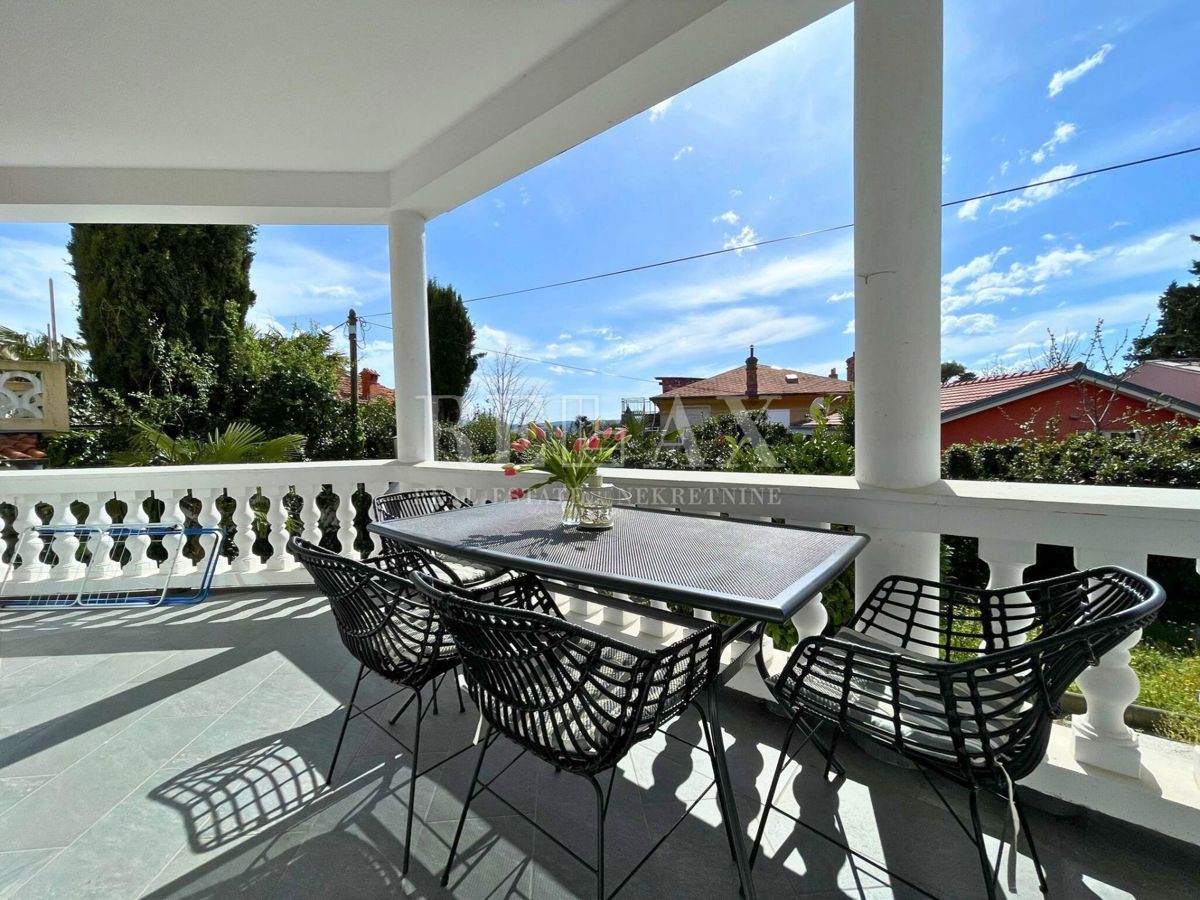 Crikvenica - Mediteranska vila z vrtom in gostiščem