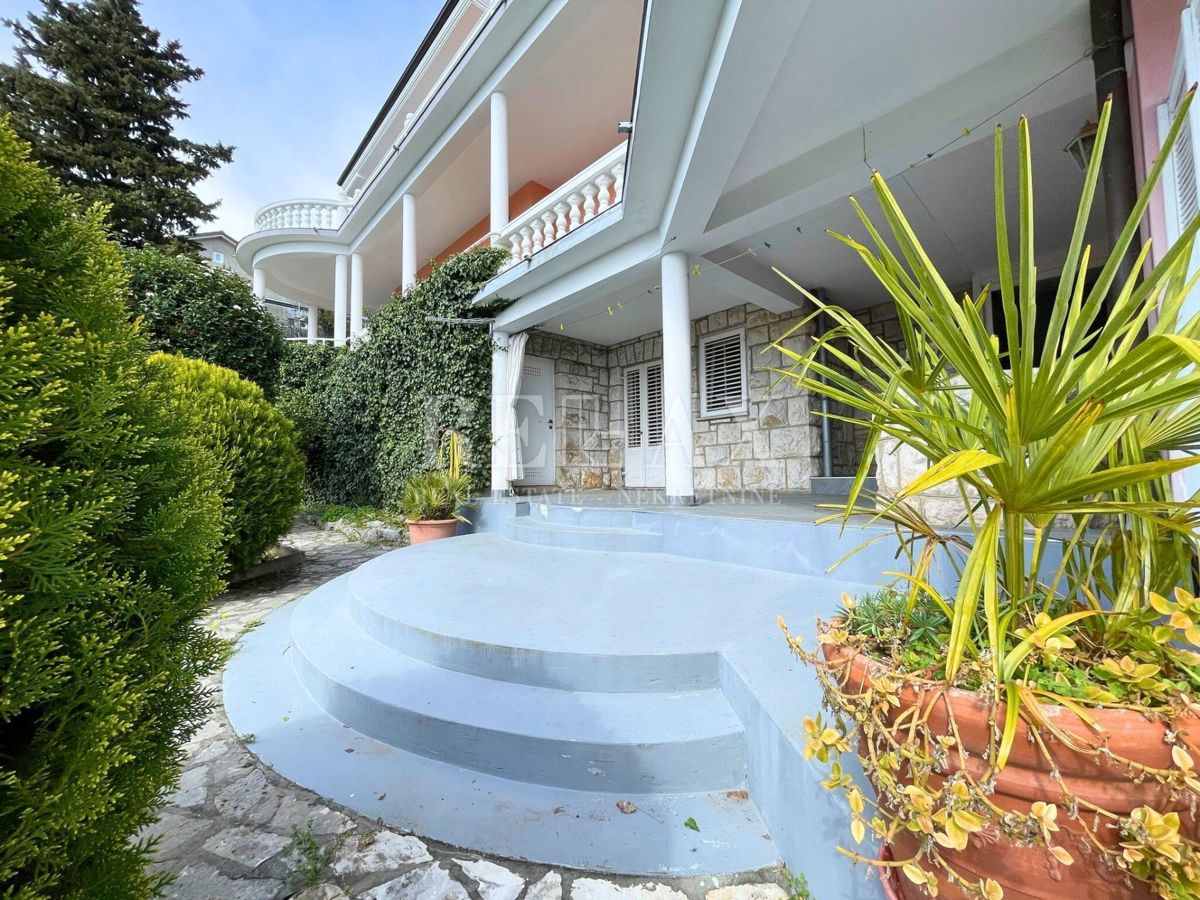 Crikvenica - Mediteranska vila z vrtom in gostiščem