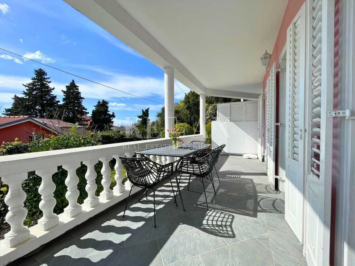 Crikvenica - Mediteranska vila z vrtom in gostiščem