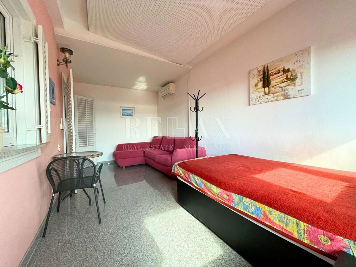 Crikvenica - Mediteranska vila z vrtom in gostiščem