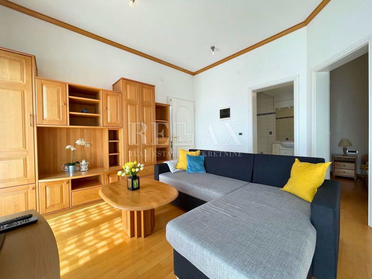 Crikvenica - Mediteranska vila z vrtom in gostiščem