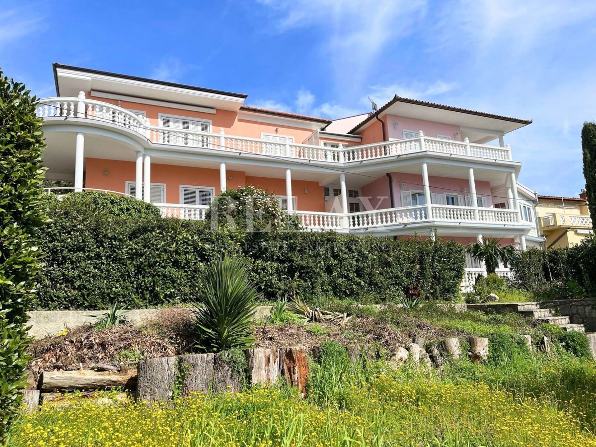 Crikvenica - Mediteranska vila z vrtom in gostiščem