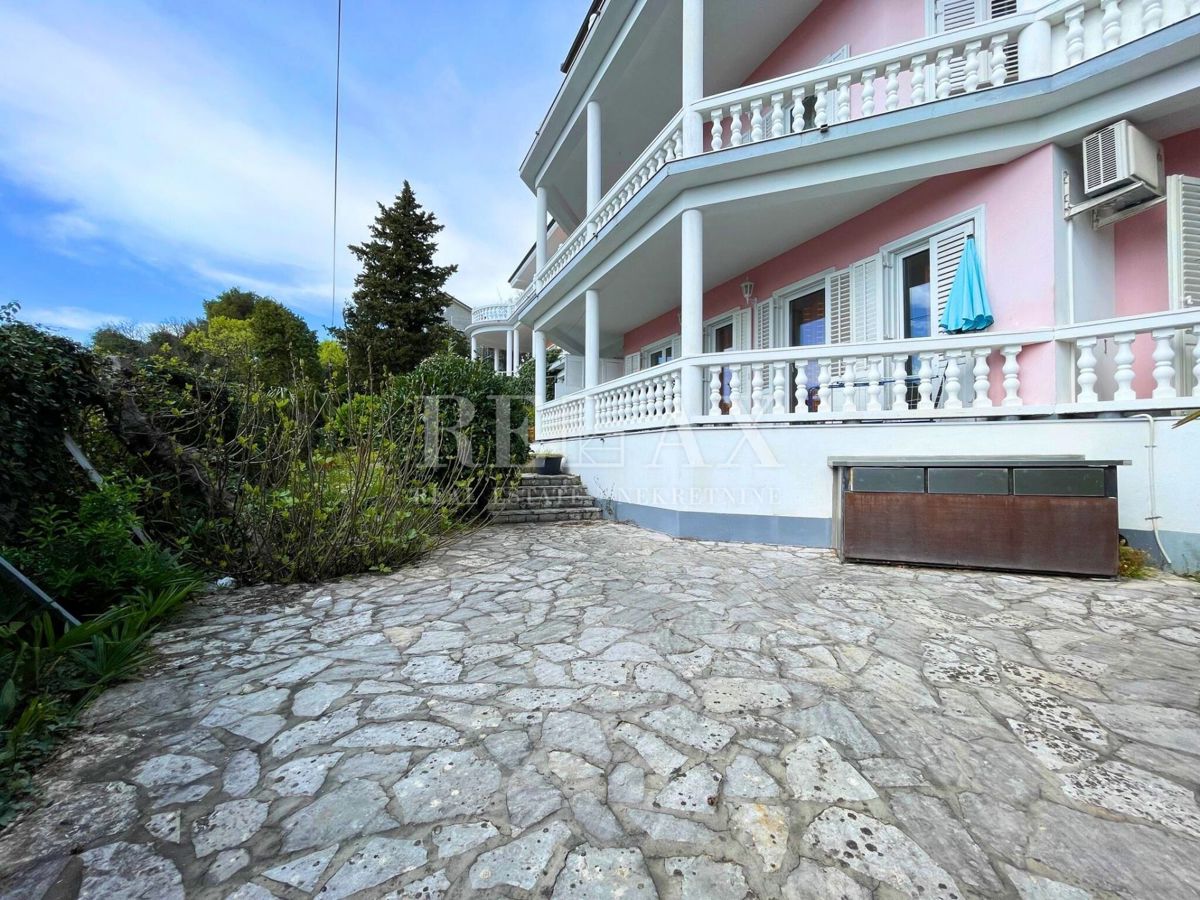 Crikvenica - Mediteranska vila z vrtom in gostiščem
