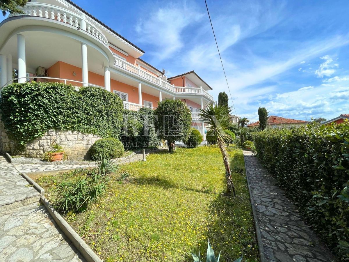 Crikvenica - Mediteranska vila z vrtom in gostiščem