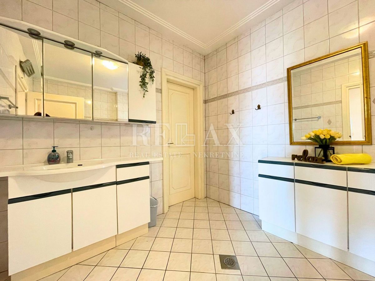 Crikvenica - Mediteranska vila z vrtom in gostiščem