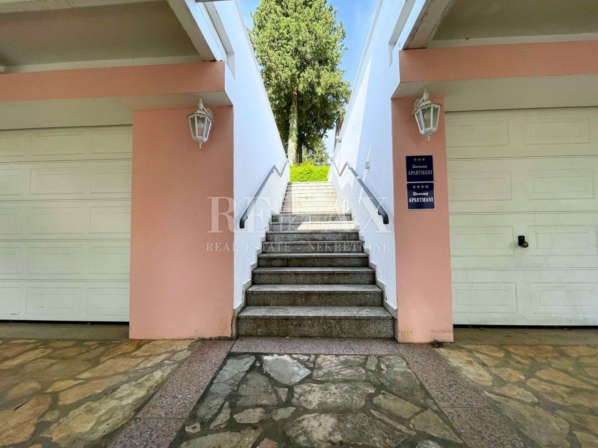 Crikvenica - Mediteranska vila z vrtom in gostiščem