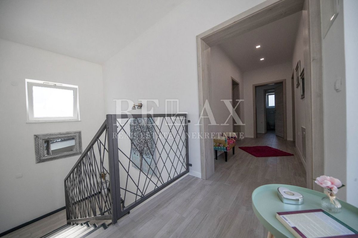 Tribalj - moderna vila z bazenom