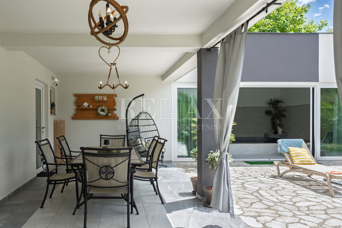 Tribalj - moderna vila z bazenom