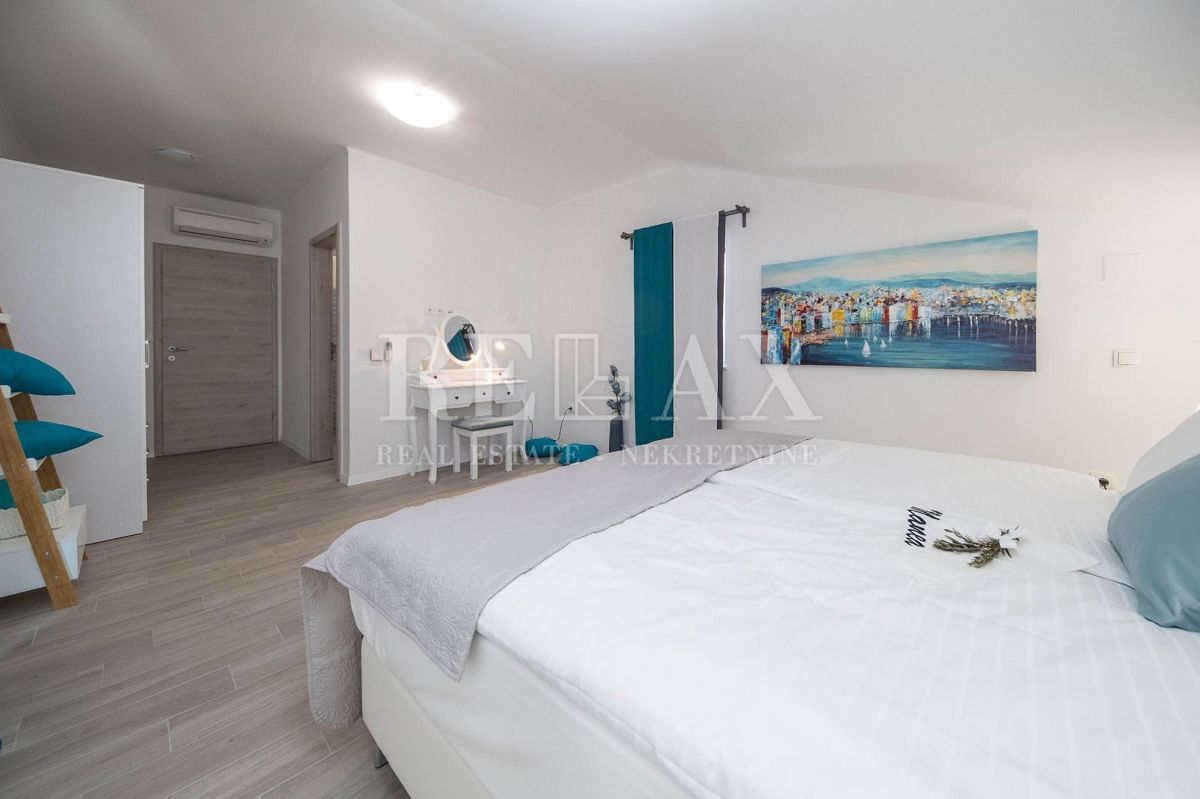 Tribalj - moderna vila z bazenom