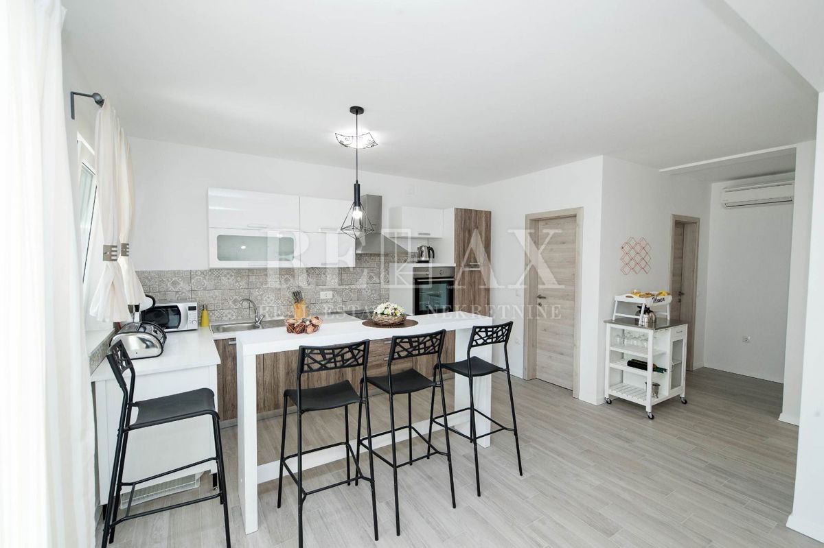 Tribalj - moderna vila z bazenom