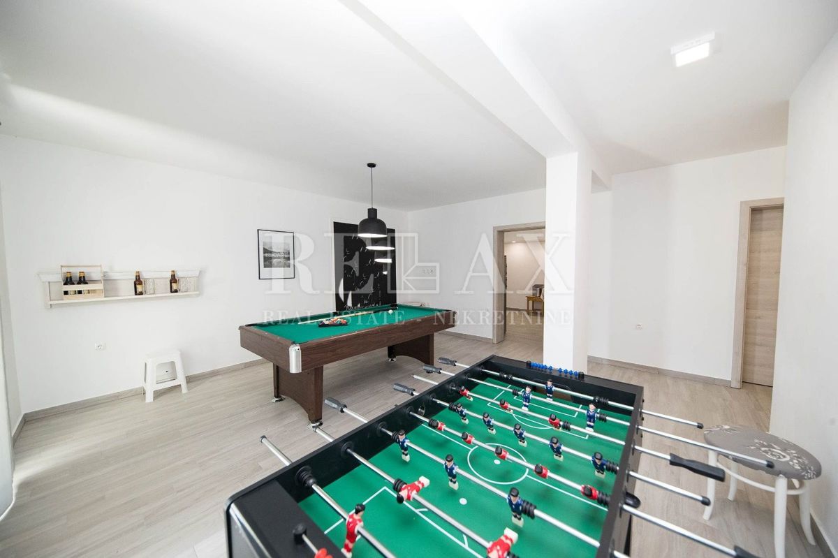 Tribalj - moderna vila z bazenom