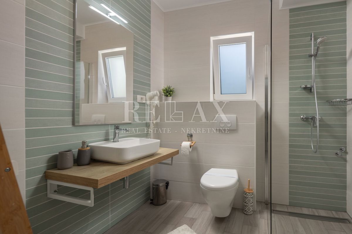 Tribalj - moderna vila z bazenom