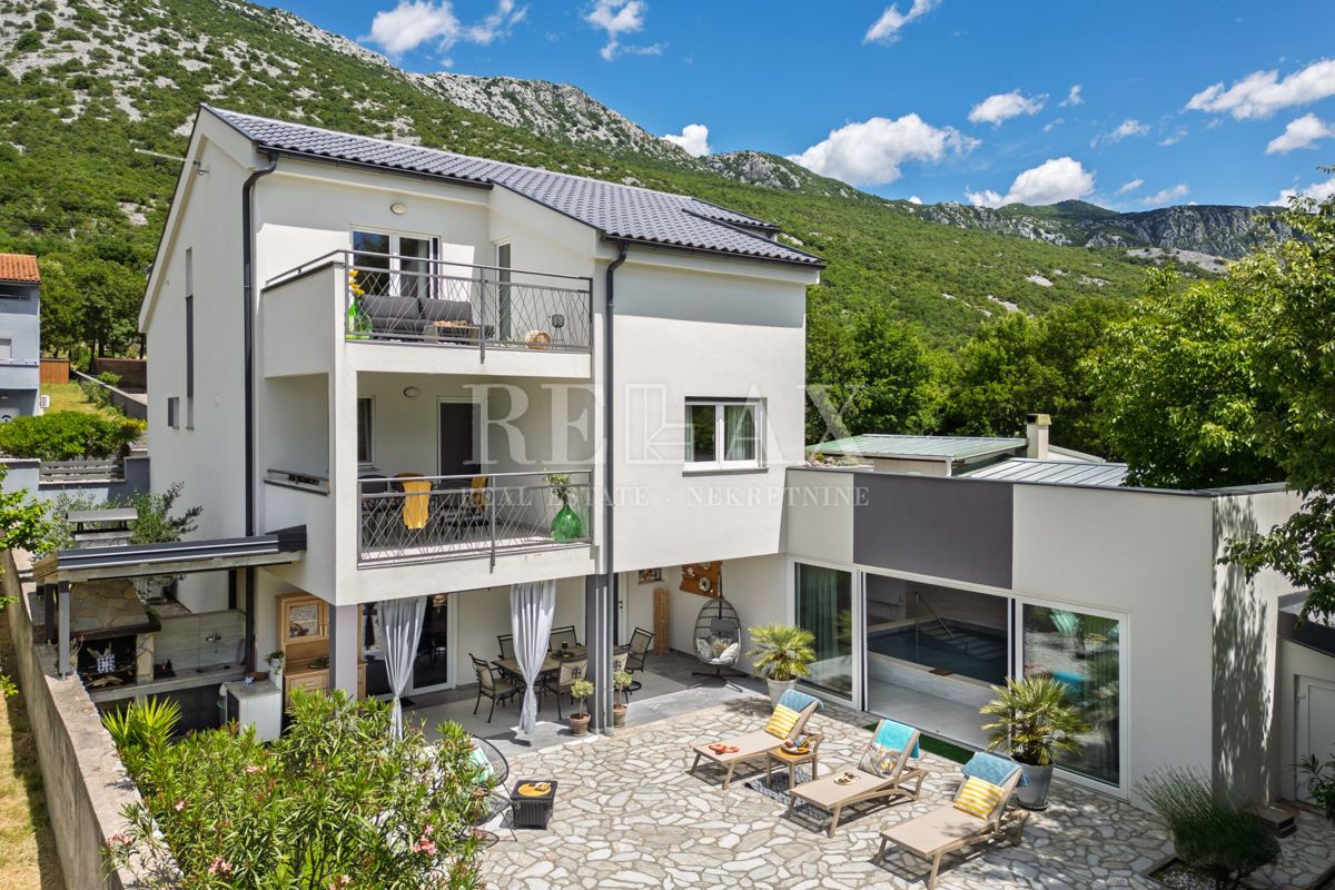 Tribalj - moderna vila z bazenom