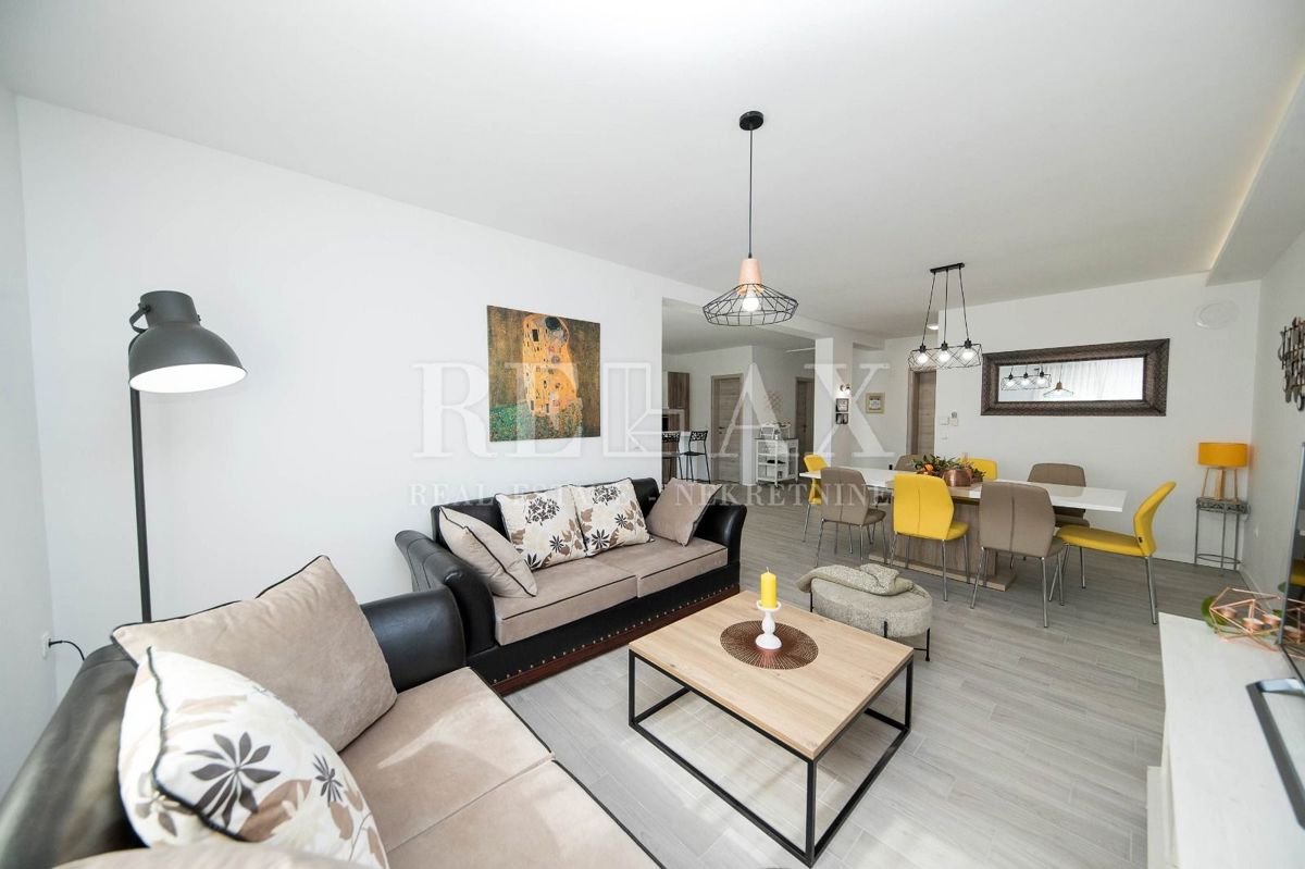 Tribalj - moderna vila z bazenom