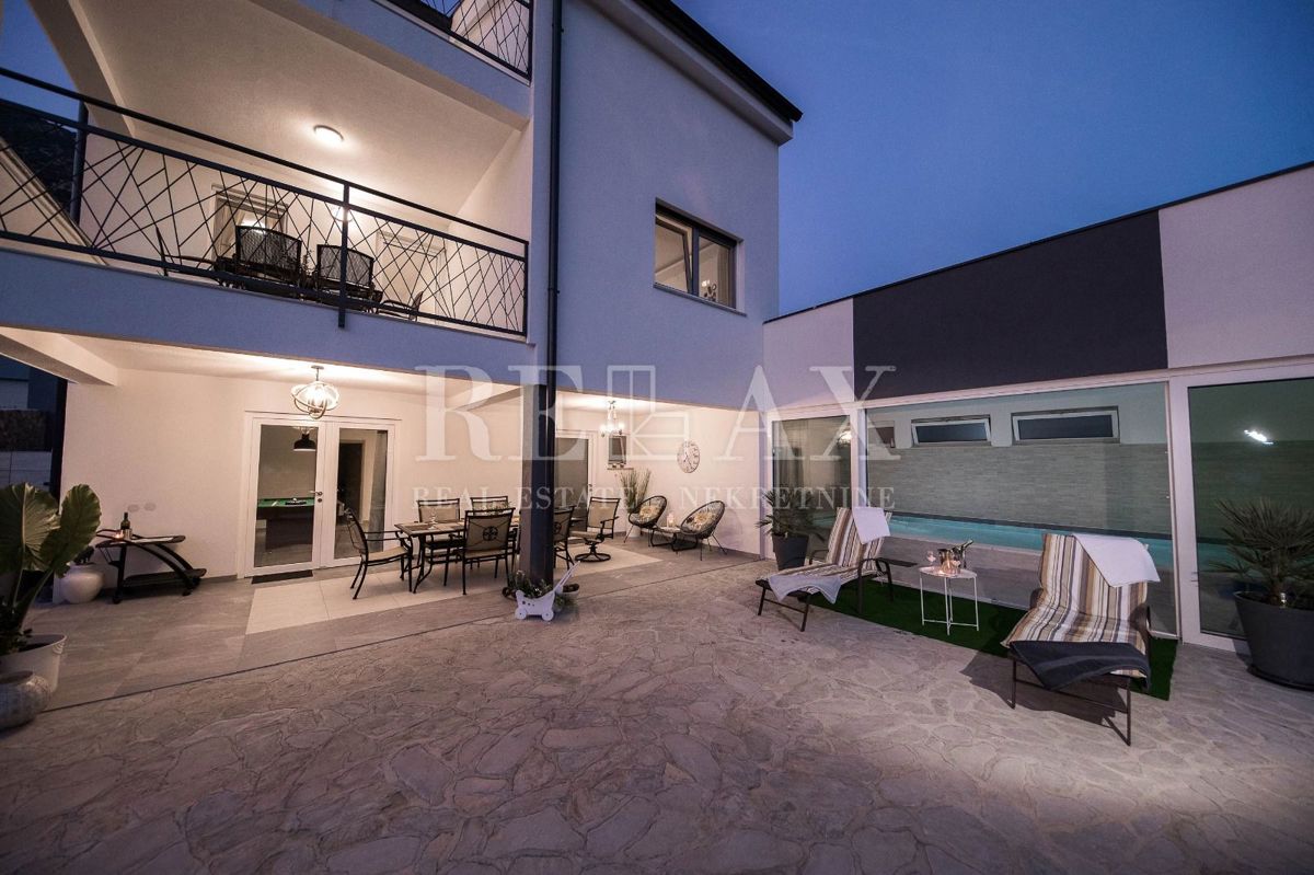 Tribalj - moderna vila z bazenom