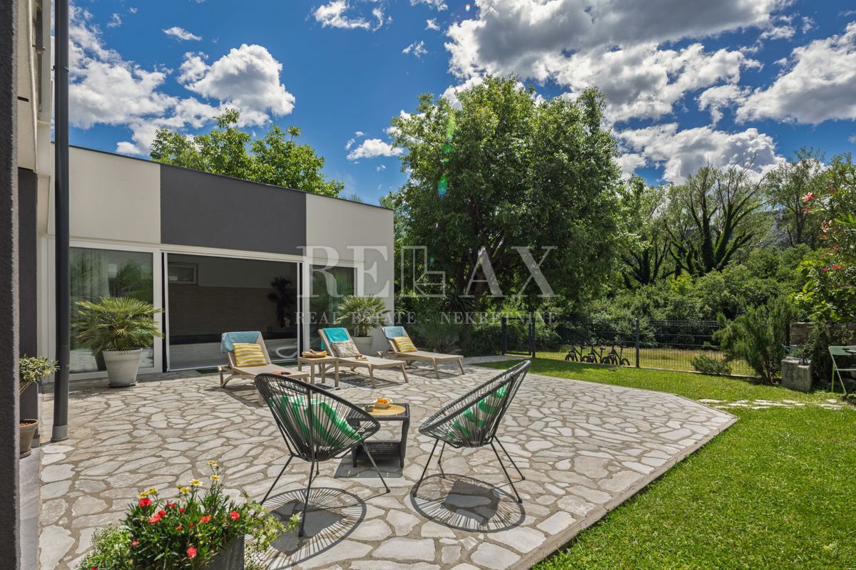 Tribalj - moderna vila z bazenom