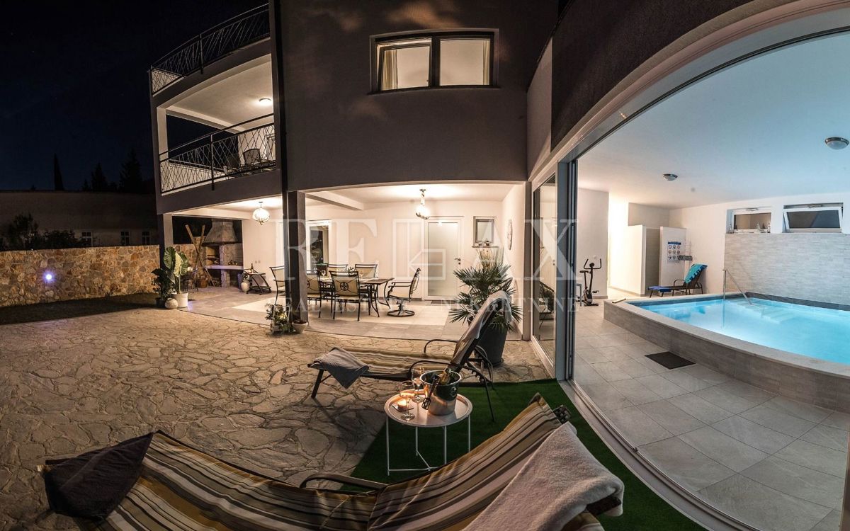 Tribalj - moderna vila z bazenom