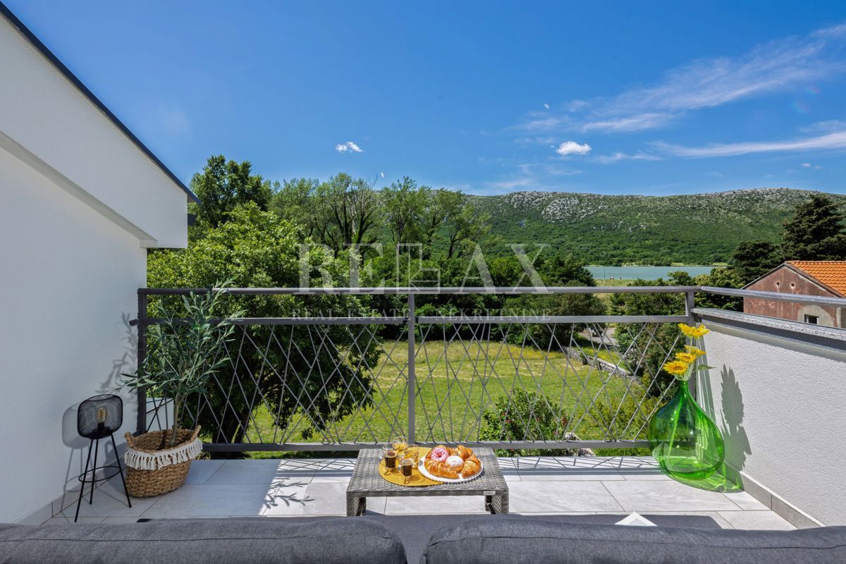 Tribalj - moderna vila z bazenom