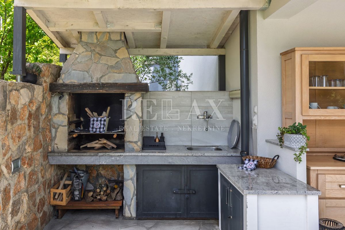 Tribalj - moderna vila z bazenom