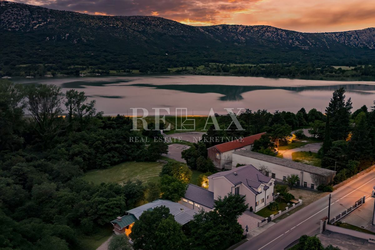 Tribalj - moderna vila z bazenom