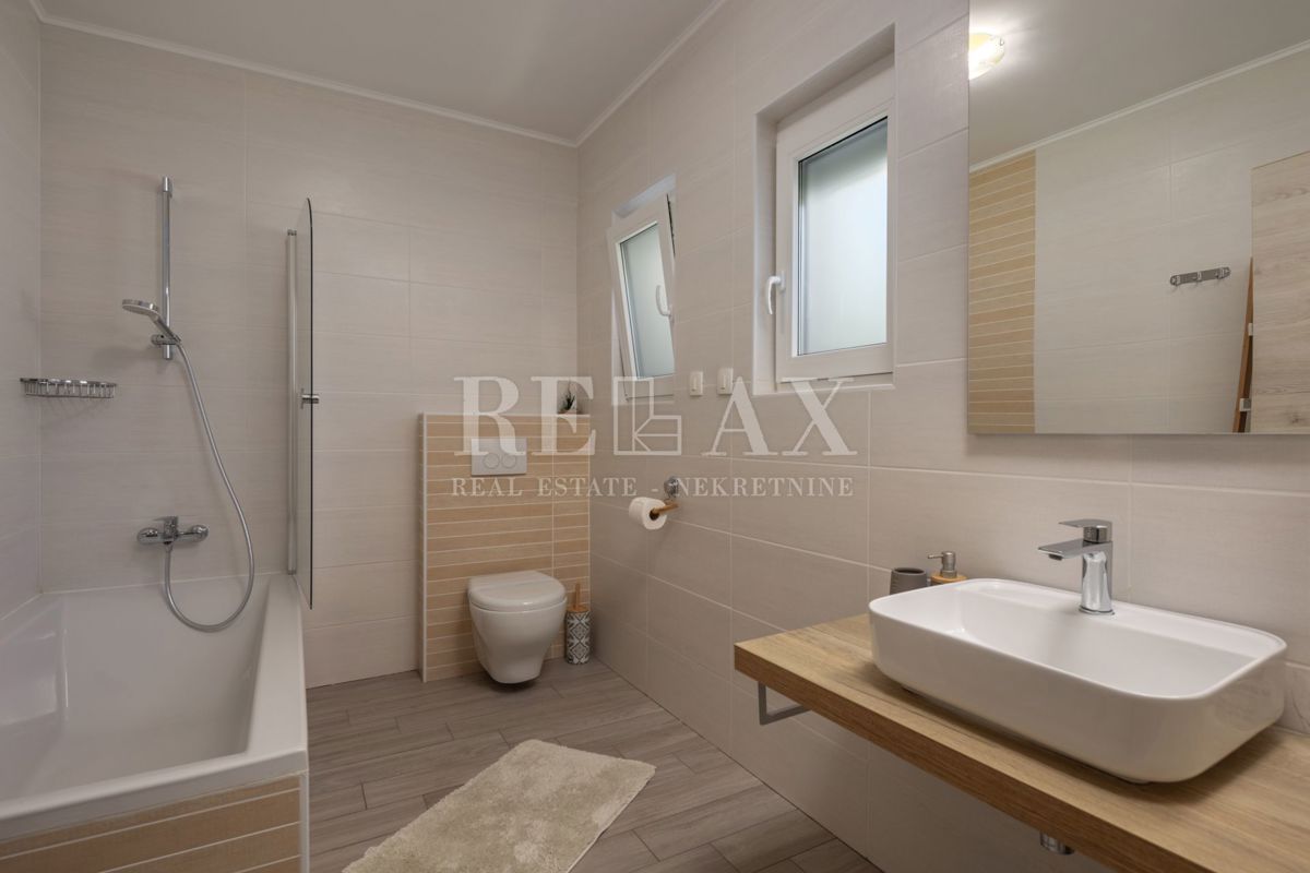 Tribalj - moderna vila z bazenom