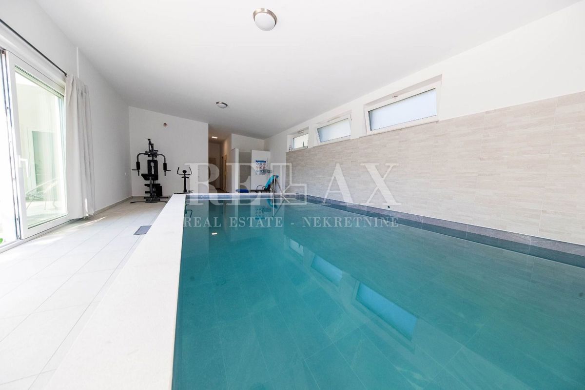 Tribalj - moderna vila z bazenom