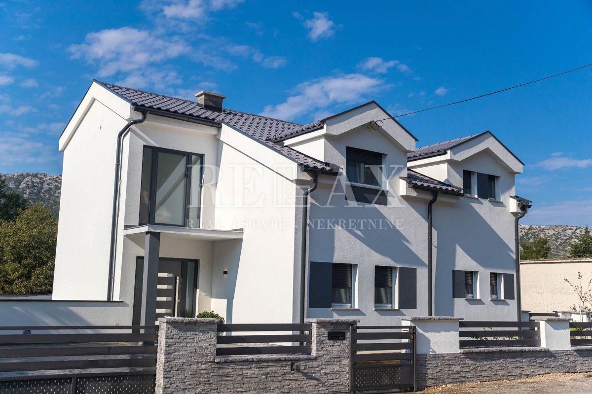 Tribalj - moderna vila z bazenom