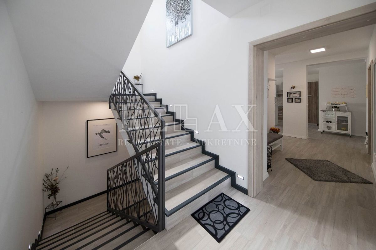 Tribalj - moderna vila z bazenom