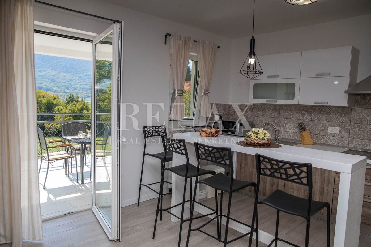 Tribalj - moderna vila z bazenom