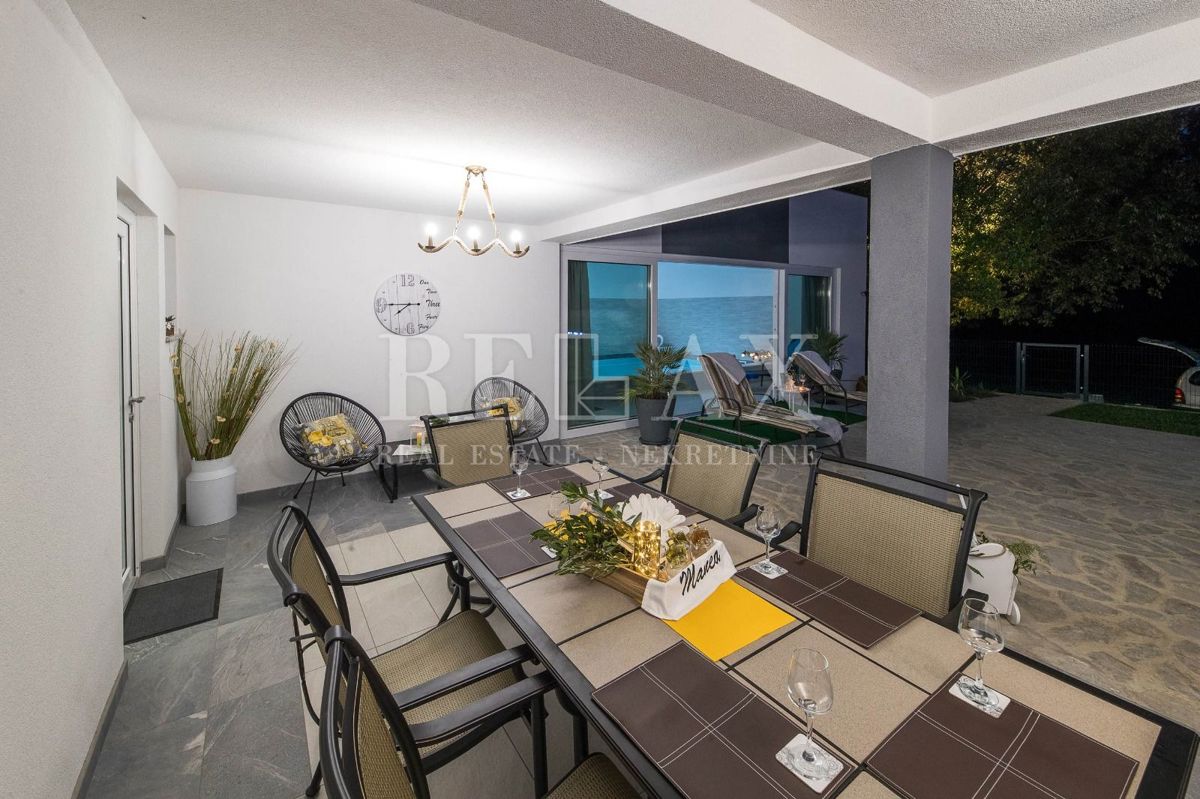 Tribalj - moderna vila z bazenom