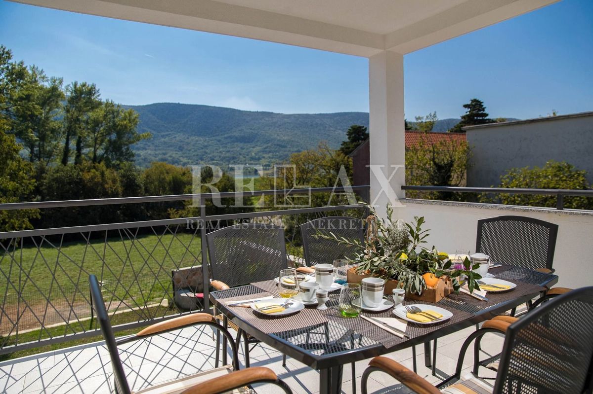 Tribalj - moderna vila z bazenom